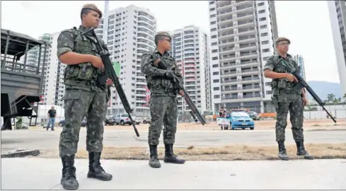  ??  ?? ALERTA MÁXIMA. El ejército está desplegado por las calles. Ellos se suman a las fuerzas del orden de Río, con el fin de evitar contratiem­pos.