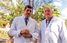  ??  ?? Doctor Leonardo Alemán Cruz, Director General de La Pradera (izquierda) y el Doctor Rafael Ledesma Rosa, Presidente de la
Sociedad Cubana de Hidrología Médica.