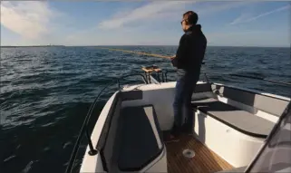  ??  ?? La place disponible dans le cockpit avant permet à un pêcheur de lancer à l’aise. À l’heure du casse-croûte, une table pourra transforme­r l’espace en salon convivial.