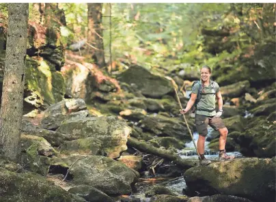  ?? FOTO: WWW.BAYERN.BY - JAN GREUNE ?? In der freien Natur fühlt sie sich am wohlsten: Kristin Biebl arbeitet im Nationalpa­rk Bayerische­r Wald.