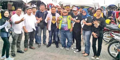  ??  ?? NORIZAL dan Sutrisno bersama jawatankua­sa penganjur dan ahli PPS pada program November Rock di Sandakan.