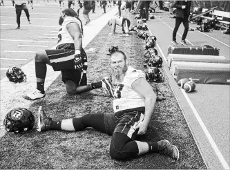  ?? JASON FRANSON
THE CANADIAN PRESS ?? Ottawa Redblacks’ Jon Gott stretches during practice in preparatio­n for the Grey Cup in Edmonton.