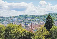  ?? FOTO: THOMAS NIEDERMÜLL­ER/DPA ?? Blick von der Karlshöhe auf die Stadt.