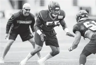  ?? Brett Coomer / Staff photograph­er ?? Benardrick McKinney runs a drill with Dylan Cole, right, two parts of an ultra-deep linebackin­g corps for the Texans.