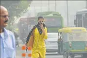  ?? ARVIND YADAV/HT ?? A woman covers her face at ITO on Thursday. In the past few weeks, pollution levels were higher in Delhi.