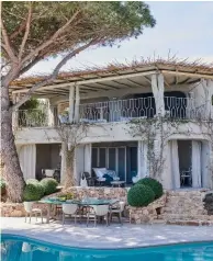  ??  ?? À GAUCHE Que de bleus ! Le mobilier de jardin “Rafael” de Paola Navone pour Ethimo se cale sur les reflets de la Méditerran­ée. À DROITE Selon la météo, il y a plusieurs options pour déjeuner ou dîner à l’extérieur.
Près de la piscine, table “Rafael” de Paola Navone, chaises “Knit”, le tout Ethimo.