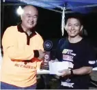  ??  ?? ALEX Chang juara kategori 2.2 menerima hadiah yang disampaika­n oleh Gary.