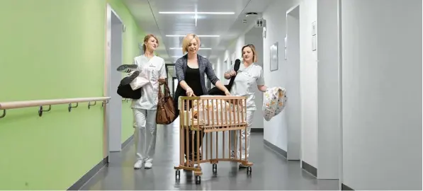  ?? Foto: Michael Hochgemuth ?? Sandra Mayr zieht mit ihrer Tochter Alexandra in ihr Zimmer im neuen Patienten Trakt. Die Schwestern Jeannine Dietzinger (links) und Verena Hörmann begleiten sie.
