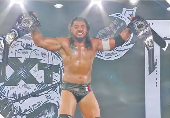  ?? / FOTO: CORTESÍA WWE ?? El gladiador mexicano logró ganar los dos cinturones que estuvieron en juego anoche.