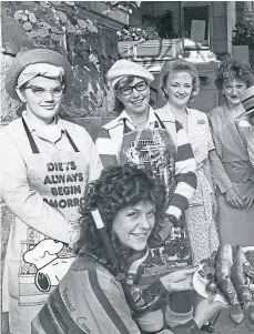  ??  ?? Jo Mitchell hands over fish to Caledonian Hotel in 1989, watched by Lesley-Anne Baxter and Fiona Catherine Cowie, festival secretary, fishmonger