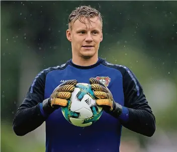  ??  ?? Nach dem Confed-Cup weilte Bernd Leno bis Anfang der Woche noch im verlängert­en Urlaub. Nun bereitet er sich im verregnete­n Zell am See mit der Werkself auf die anstehende Saison vor – und setzt sich hohe Ziele.