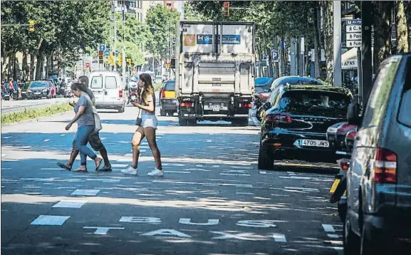  ?? LLIBERT TEIXIDÓ ?? Punto negro.
El carril bus de la avenida Paral·lel es uno en los que se ha detectado más indiscipli­na