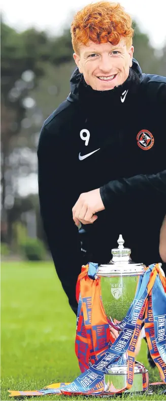  ?? Picture: DUFC Media. ?? Simon Murray with the trophy that is up for grabs at Fir Park today.