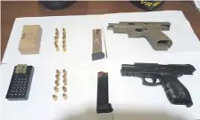  ??  ?? Las pistolas Glock y Taurus requisadas en el operativo de ayer.