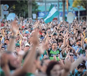  ?? FERNANDO BIZERRA JR., EPA ?? Fans of the Chapecoens­e team gather Thursday in Chapeco, Brazil, to mourn the crash victims.