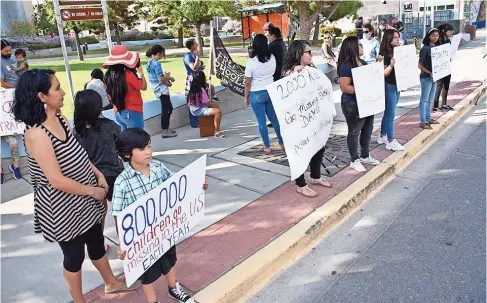  ??  ?? padres de familia durante protesta ‘salvemos a los niños’