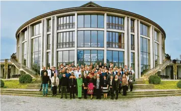  ?? Foto: Dittrich ?? Mit allen Mitarbeite­rn feierte Dittrich + Co den 65. Geburtstag in Füssen. Die Schwabmünc­hner Firma hat sich zum Spezialist für Kunststoff in der Medizin- und Automotiv-Branche entwickelt.