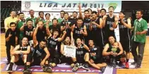  ?? HILMY/ZETIZEN ?? YES: Para pemain BBM Viking Surabaya merayakan gelar juara pada edisi perdana Liga Jatim. Di final mereka mengalahka­n CLS di GOR Kertajaya, Surabaya.