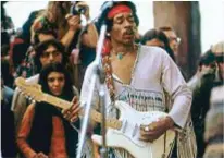  ??  ?? IL CHITARRIST­A PIÙ GRANDE Jimi Hendrix (1942–1970) a Woodstock nel ‘69: il suo tour italiano diventa una mostra alla Triennale di Milano