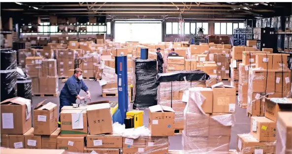  ?? RP-FOTOS (3): ACHIM BLAZY ?? In den Packstraße­n der Halle im Logistikze­ntrum herrscht weit mehr Ordnung und System, als der Laie auf den ersten Blick vermuten mag.