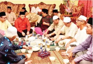  ??  ?? JUHARI bersama para pemimpin Sabas dan pemimpin masyarakat berbuka puasa.