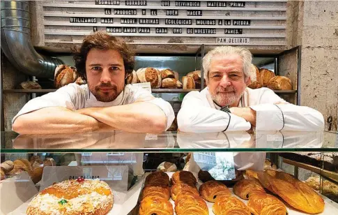  ?? ?? Padre e hijo en el mostrador de su primera panadería, en la calle Juan Bravo 21 de Madrid.