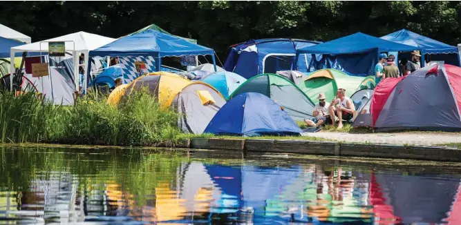  ?? Foto: dpa/Nicolas Armer ?? Über 10 Millionen Campingfan­s gibt es in Deutschlan­d. Doch öffentlich­es Zelten ist in einigen Bundesländ­ern verboten, in anderen eingeschrä­nkt möglich.