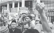  ?? — Gambar Bernama ?? BANTAHAN: Umat Islam berhimpun di Kedutaan India di Jalan Pahang, Kuala Lumpur bagi menunjukka­n bantahan berhubung isu penghinaan Nabi Muhammad SAW, semalam.