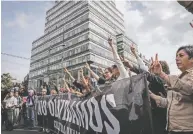  ??  ?? Reclamo silencioso. Los manifestan­tes formaron la clásica “V” de la Victoria con los dedos para recordar al movimiento estudianti­l.