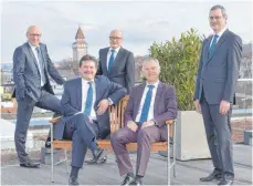  ?? FOTO: VR-BANK ?? Der Vorstand der VR-Bank, wie er öffentlich präsentier­t wurde, aber dann nie zustande kam: Arnold Miller, Wilfried Deyle, Michael Buck, Rainer Widemann und Bernd Obrist (von links).