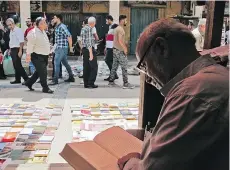  ?? SABAH ARAR/GETTY IMAGES ?? Iraqis are donating funds and books to help Mosul University replenish the library it lost in 2015.