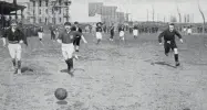  ??  ?? Un altro calcio In alto, Herbert Kilpin (con la maglia colorata). Sopra, in partita