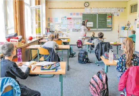  ?? FOTO: PATRICK PLEUL/DPA ?? Bis Ende Juni sollen Kitas und Schulen in Baden-Württember­g wieder vollständi­g öffnen. Noch fehlen dafür die Konzepte.