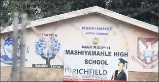  ?? ISITHOMBE NGU: SABELO MASUKU ?? ZINDALA izinkinga zaseMashiy­amahle High School njengoba kuke kwasuka uthuli lweziChwe abafundi behlasela izikhulu zomnyango wezemfundo, zaphuma ngesamagun­dane.