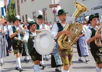  ?? Fotos: Claus Braun ?? Der guten bayerische­n Blasmusik wird auf der Festwoche in Thierhaupt­en ein breiter Raum eingeräumt. Auch in der 52. Auflage der Veranstalt­ungen hoffen die Organisato­ren wieder auf bestens gelaunte Besucher.