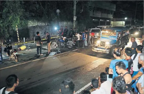  ?? FRANCIS R. MALASIG / EFE ?? El cuerpo de un narcotrafi­cante, en una cuneta de una calle en Pasay, al sur de Manila, el pasado jueves