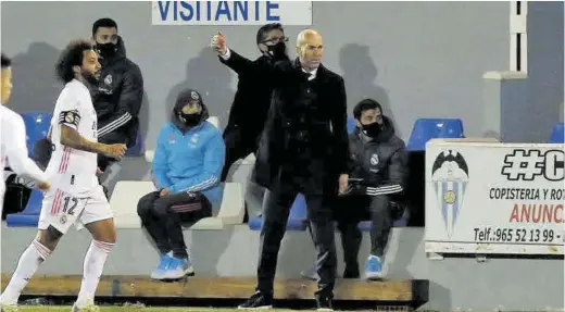  ?? Efe / Manuel Lorenzo ?? Zidane da instruccio­nes a sus jugadores ante Marcelo en el Alcoyano-Madrid de la Copa del Rey.