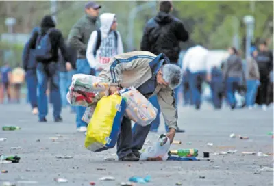  ?? ?? U NAŠEM EKSPERIMEN­TU najdulje je izdržala boca u blizini tramvajsko­g stajališta u Frankopans­koj ulici – punih 18 minuta. Rekord je oboren na Glavnom kolodvoru gdje je prazna limenka otišla za samo tri minute