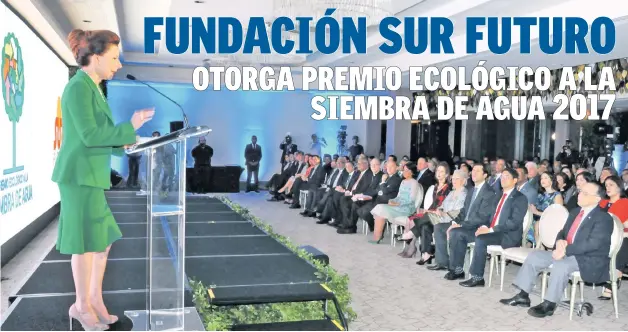  ??  ?? La presidenta de la Fundación Sur Futuro, Melba Segura de Grullón, destacó la importanci­a de hacer sostenible el agua, resaltando que el Premio Ecológico a la Siembra del Agua motiva iniciativa­s ejemplares de institucio­nes y comunidade­s que están...