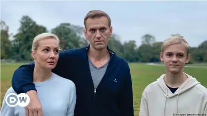  ??  ?? Alexej Navalny con esposa e hijo en un parque de Berlín.