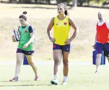  ?? Photo DR et Icon Sport ?? En haut, Manae Feleu (assise au premier rang avec un maillot bleu) pose avec ses coéquipier­s et coéquipièr­es d’Afili Futuna, le club de rugby créé par son père. Juste au-dessus d’elle, debouts, en débardeurs noir et en tee-shirt blanc, on reconnaît respective­ment Yoram Moefana et Sipili Falatea. En bas à gauche, avec son père Nisie. Au centre, on la voit avec son équipe de touch rugby à Havelock North, en Nouvelle-Zélande.