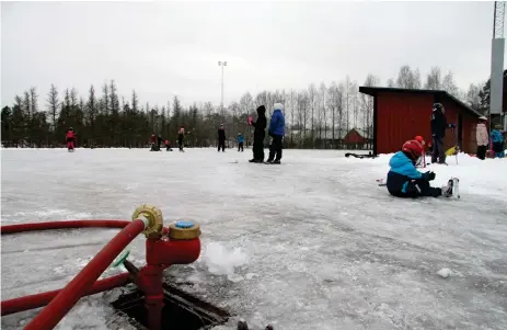  ?? Bild: LENNART HILDINGSSO­N ?? GLÄDJE. I går utnyttjade samtliga klasser från Torups skola den nyanlagda isen för en friluftsda­g.