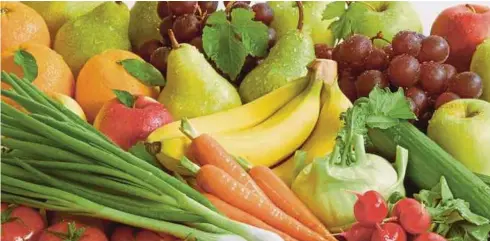  ?? PICTURE CREDIT AFP RELAXNEWS ?? Fruits and vegetables are packed with vitamins and antioxidan­ts that can help prevent cataracts.