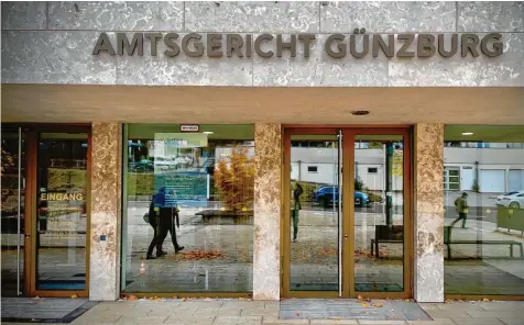  ?? Foto: Alexander Kaya (Archivbild) ?? Im November 2022 sollen zwei Männer aus dem Landkreis Neu-Ulm einen Mann in einer Krumbacher Bar angegriffe­n haben. Der Fall landet vor dem Günzburger Amtsgerich­t.