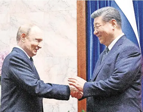  ?? FOTO: IMAGO/SERGEY BOBYLEV ?? Festes Bündnis: Chinas Präsident Xi Jinping (r.) und Russlands Staatschef Wladimir Putin treffen sich in Peking.