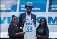  ?? RAY CHAVEZ — BAY AREA NEWS GROUP ?? Golden State Warriors No. 2 draft pick James Wiseman poses for a photo with his mother Donzaleigh Artis, left, and his sister Jaquarius Greer.