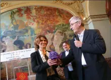  ??  ?? Jean-Claude Dardelet remet un bouquet de violettes à Nejia Ben Abdelhafid­h députée tunisienne France Sud, avec Aviv Zonaben