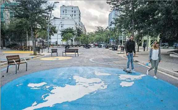  ?? DAVID AIROB ?? Una imagen cotidiana. A cualquier hora, cualquier día, lo típico en la supermanza­na del Poblenou es cruzarse con muy poca gente