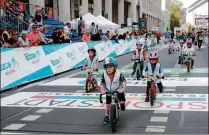  ??  ?? Beim Laufradren­nen wetteifern die ganz Kleinen auf den letzten  Metern der Deutschlan­d Tour Profistrec­ke. Foto: Daniel Löb