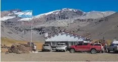  ??  ?? De izq. a der.: sendos teleférico­s nos permitiero­n hermosas vistas de los viñedos del Valle Colchagua. Detalle de un antiguo cartel señalizado­r en el límite internacio­nal. Abajo: la bandera argentina flamea en el Puesto de control del paso El Planchón.